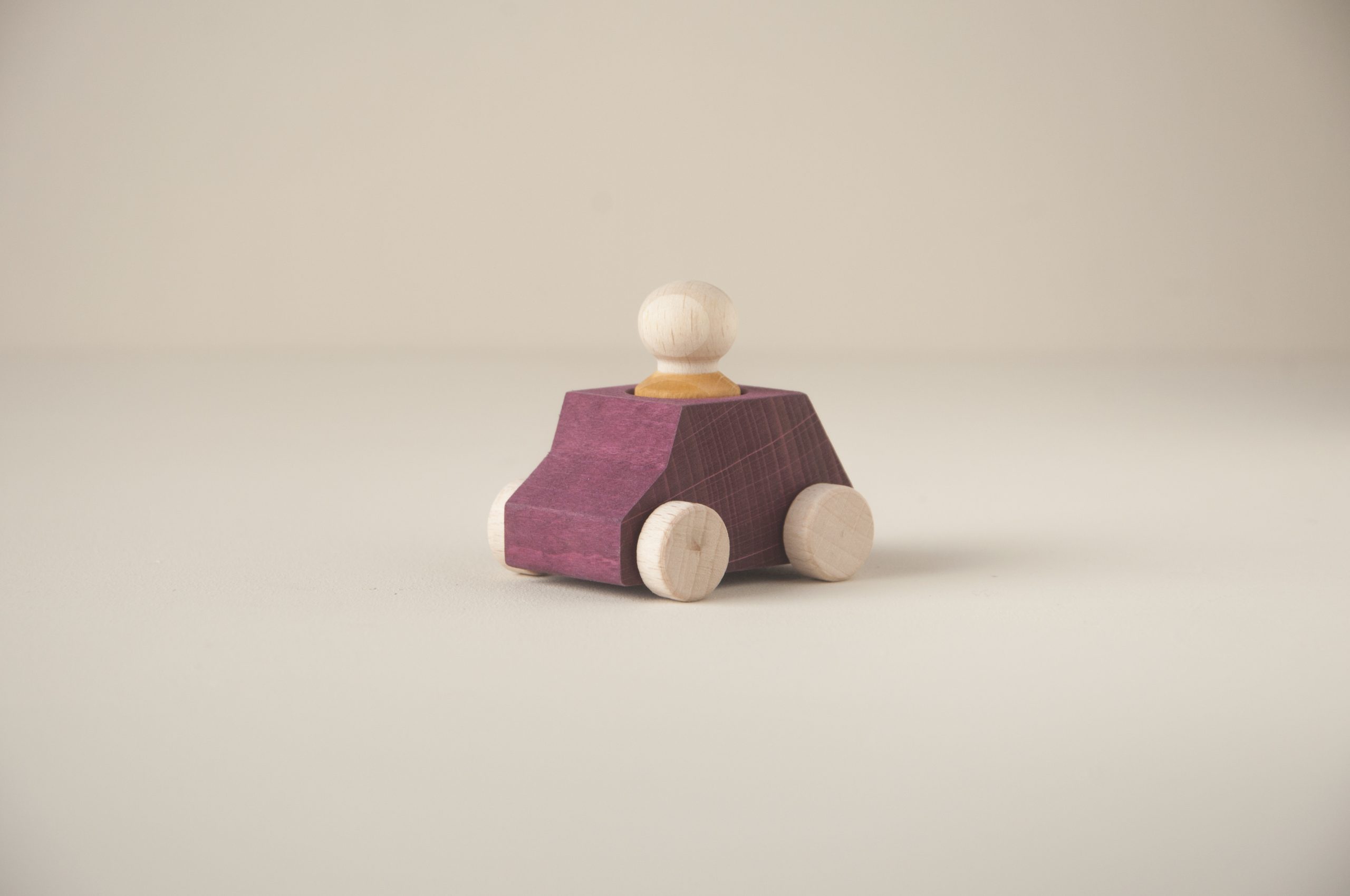 LUBULONA - Plum wooden car