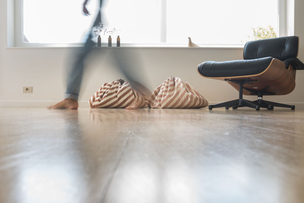 PlayandGo_storage_bag_brown_stripes_on_floor_in_living_room